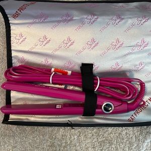 NWOT - Travel Sized Ceramic Hair Straightener